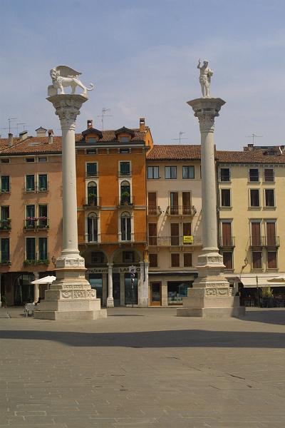 00718.jpg - Two columns on intersection of Piazza delle Biade and Piazza dei Signori