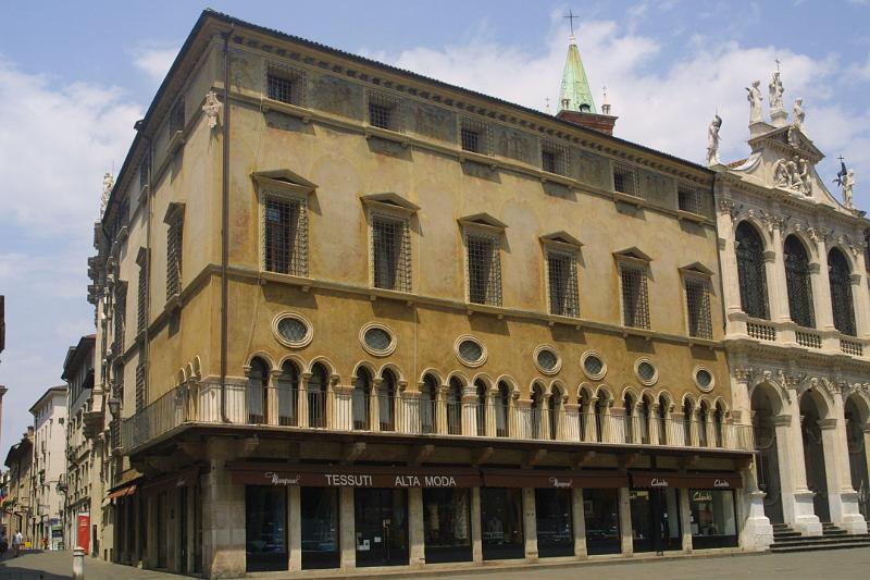 00722.jpg - The corner of Contra del Monte and Piazza dei Signori. The fancy building to the right is Monte di Pieta