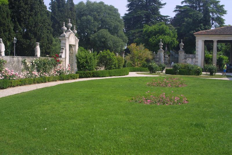 00742.jpg - The front garden of the villa