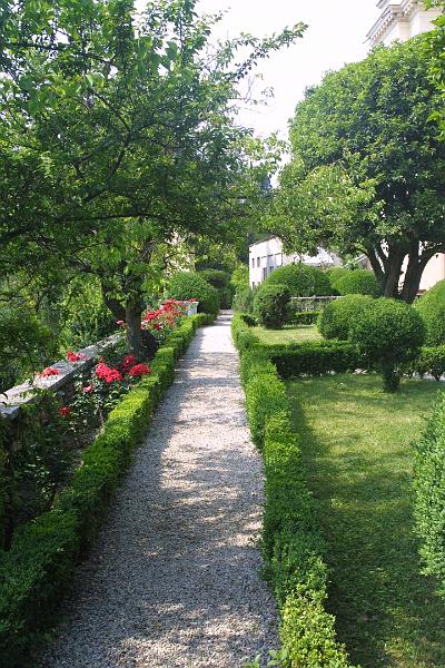 00743.jpg - The side garden of the villa