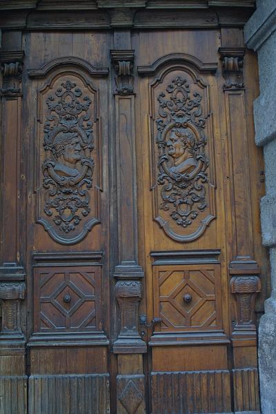 00068.jpg - Carved door in Innsbruck