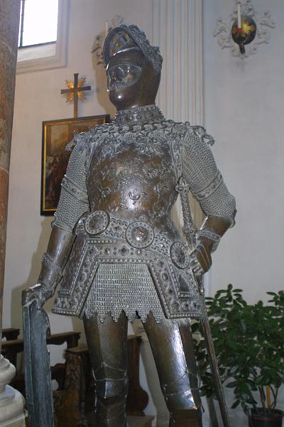 00125.jpg - Statue inside the Hofkirche.