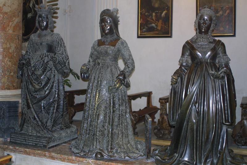 00129.jpg - Female statues inside the Hofkirche