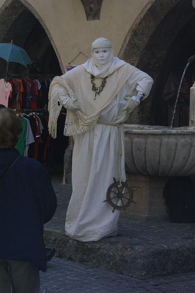 00137.jpg - Living statue on Herzog Friedrich Strasse