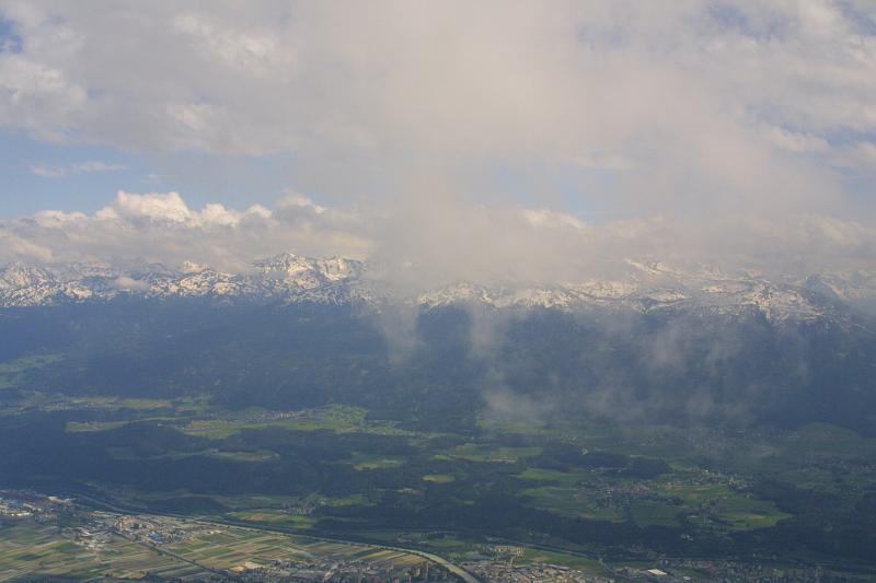 00184.jpg - View of the Inns valley from Hafelekerspitze.