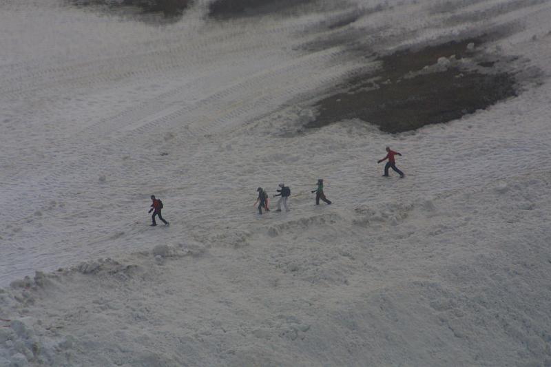00199.jpg - Skiers and snowboarders from the cable car.