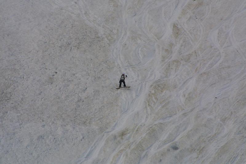 00208.jpg - Snowboarder.