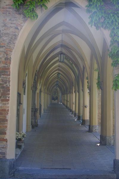 00255.jpg - Cloister behind the Stadtpfarrkirche