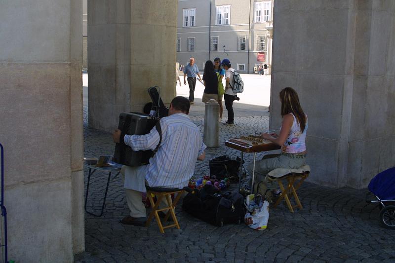 00323.jpg - A couple of street musicians at the Dom