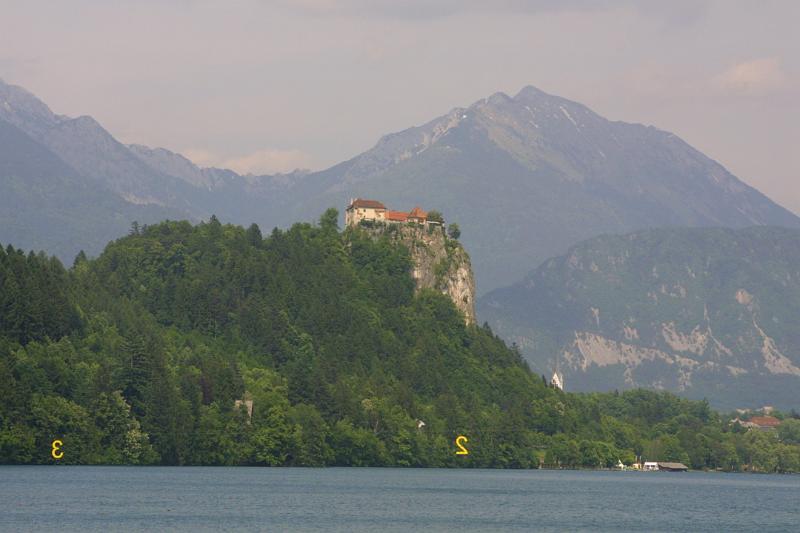 00621.jpg - Anothe look at the house over the lake