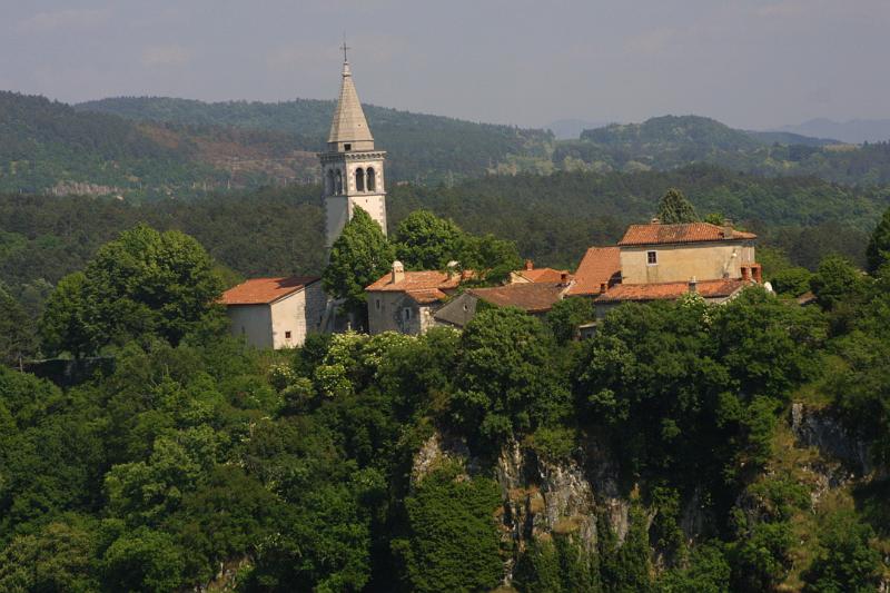 00682.jpg - A view from the lookout near the caves