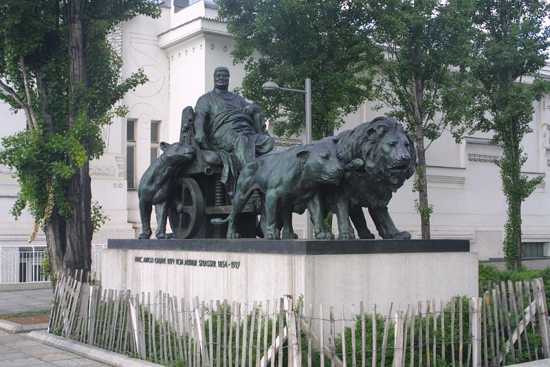 00400.jpg - And now we're in Vienna. Statue of Marcus Aurelius.