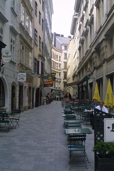 00479.jpg - Narrow street (Naglergasse?), Vienna