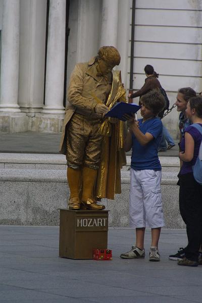 00499.jpg - Mozart signing autographs