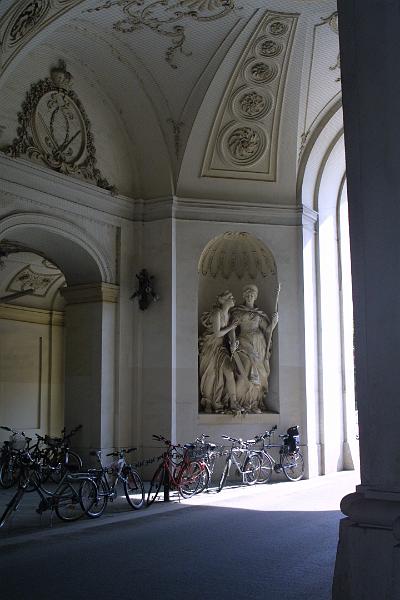 00511.jpg - The Hofburg, the passagway under the dome.