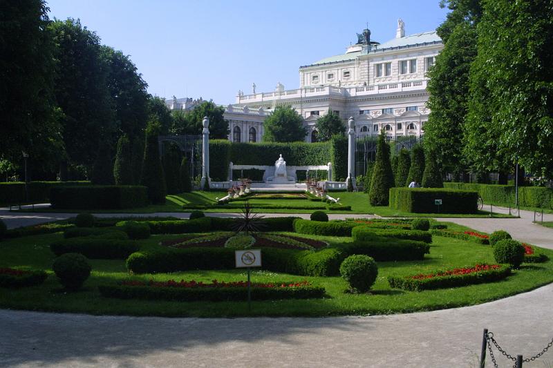 00517.jpg - Statue of Empress Elisabeth in the Volksgarten.