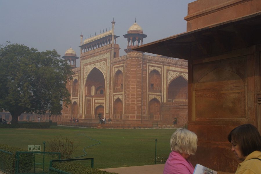 2114000_GateToTajMahal.jpg - The Gate House to the Taj Mahal.