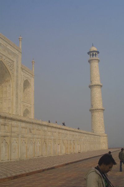 2125000_MinaretTajMahal.jpg - Tower of the Taj Mahal.