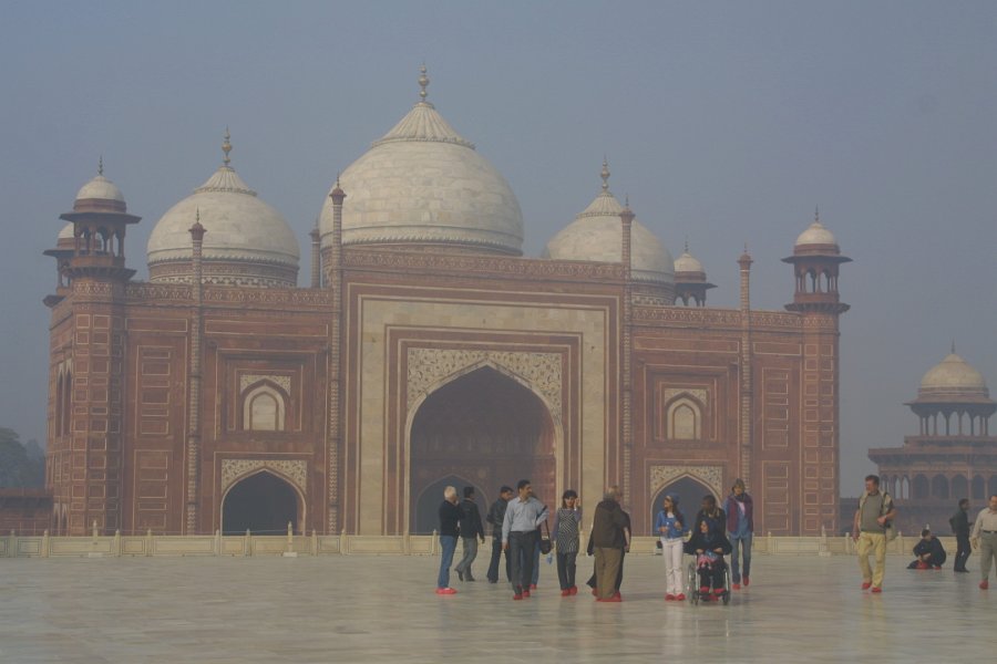 2130000_MosqueAtTajMahal.jpg - The Mosque at the Taj Mahal.