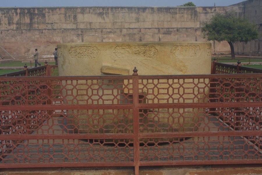 2161000_CaldronInFrontOfJahangirMahal.jpg - The Caldron in front of the Jahangir Mahal. The Agra Fort.