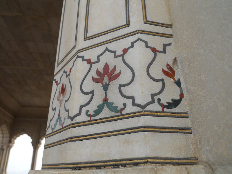 2180289_DetailAgraFort.jpg - Pillar detail in the Musamman Burj. The Agra Fort.