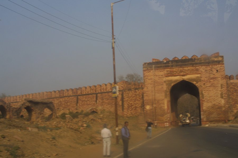 2192000_OnToFatehpurSikri.jpg - On the way to Fatehpur Sikri.