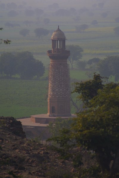 2200000_FatehpurSikri.jpg - Hiran Minar. Fatehpur Sikri.