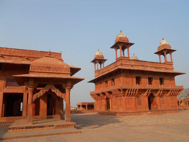 2202320_FatehpurSikri.jpg - Astrologer's Seat and Ankhmichauli and the Diwan-i-Khas. Fatehpur Sikri.
