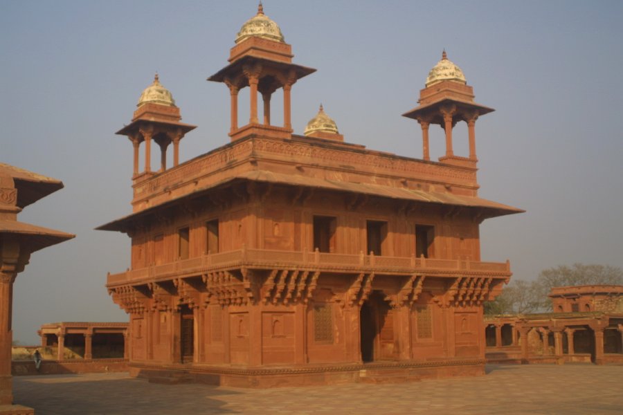 2203000_FatehpurSikri.jpg - Diwan-i-Khas. Fatehpur Sikri.