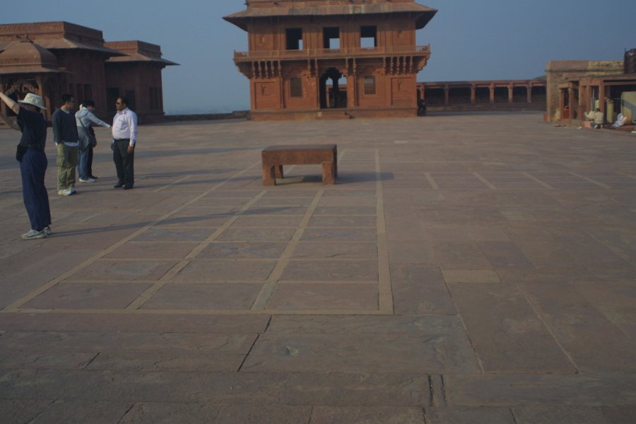 2204000_FatehpurSikri.jpg - Courtyard in front of the Diwan-i-Khas. Fatehpur Sikri.