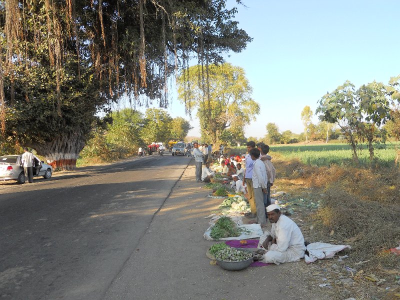2059138_FarmersMarketNearAdjanta.jpg - A roadside farmers market.