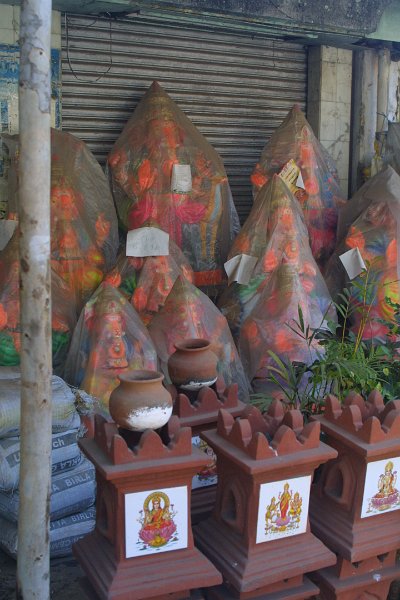 1070000_Bangalore.jpg - Statues of Ganesh for sale. Bangalore.