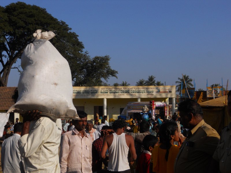 1430740_CarnivalKarnataka.jpg - Street sceen on way to Chikmagalur.