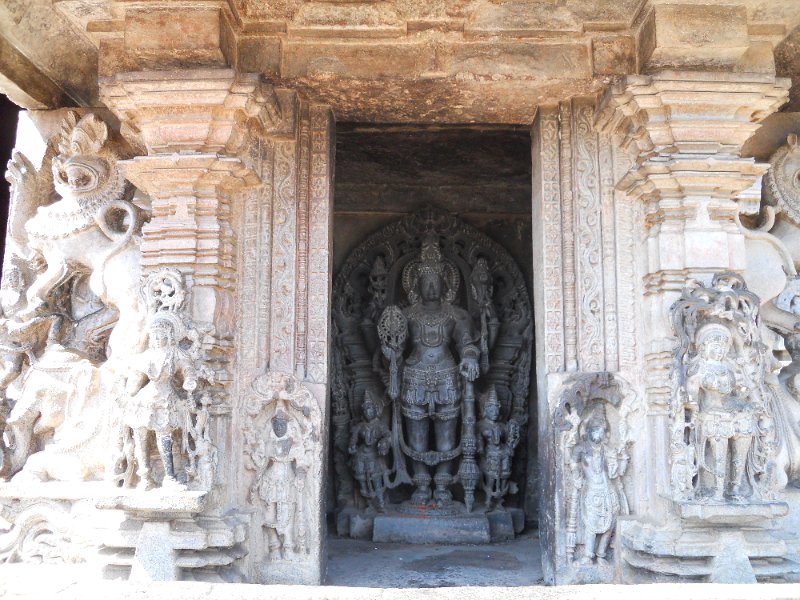1441759_BelurTempleKarnataka.jpg - Statue of Vishnu at Chennakesava Temple, Belur