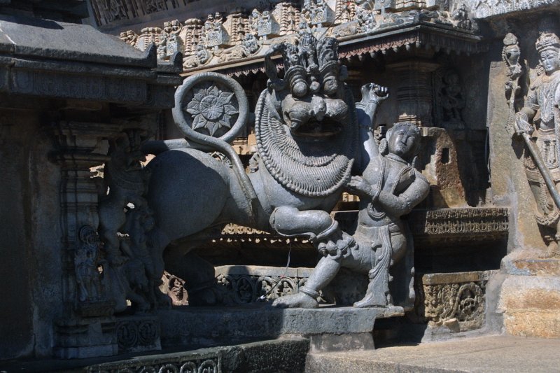 1447000_DetailBelurTempleKarnataka.jpg - Hoysala king fighting with a lion. Chennakesava Temple, Belur