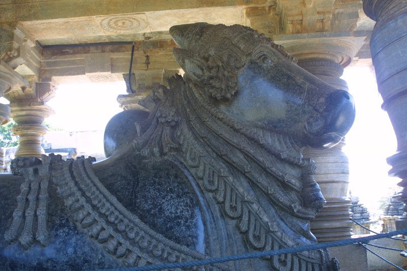 1472000_FirstNandiHalebiduTempleKarnataka.jpg - Nandi at the Hoysaleswara Temple, Halebidu.