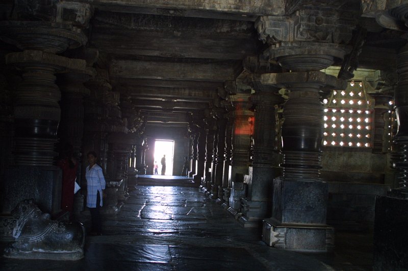 1476000_InsideHalebiduTempleKarnataka.jpg - Inside the Hoysaleswara Temple, Halebidu