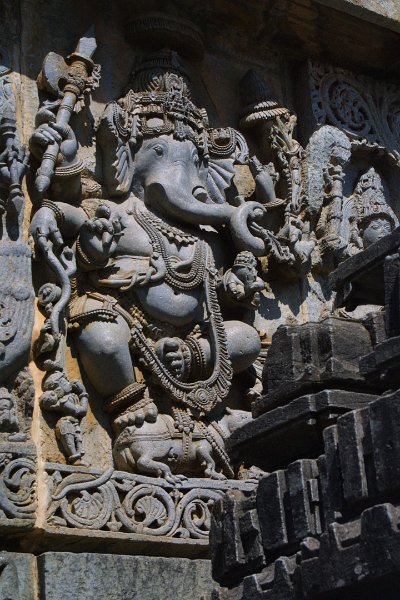 1480000_GaneshaHalebiduTempleKarnataka.jpg - Statue of Ganesha at the Hoysaleswara Temple, Halebidu