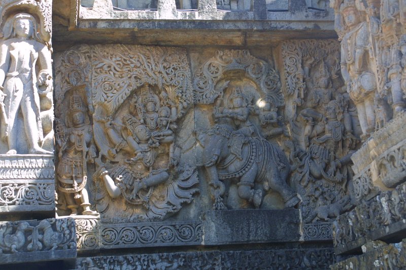 1493000_DetailsHalebiduTempleKarnataka.jpg - Wall carving at the Hoysaleswara Temple.Note the european to the left. Halebidu