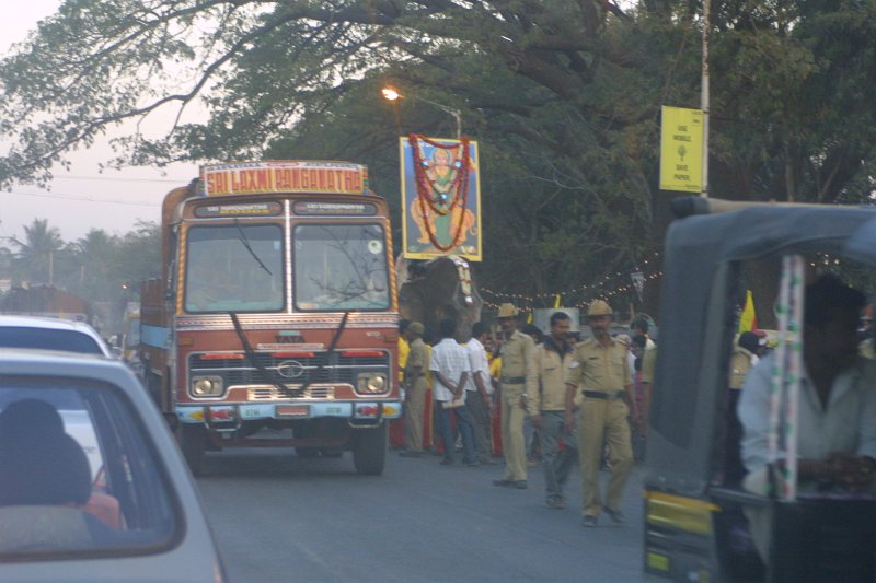 1546000_ProcessionStreetAnywhereKarnataka.jpg - Funeral procession. Karnataka.