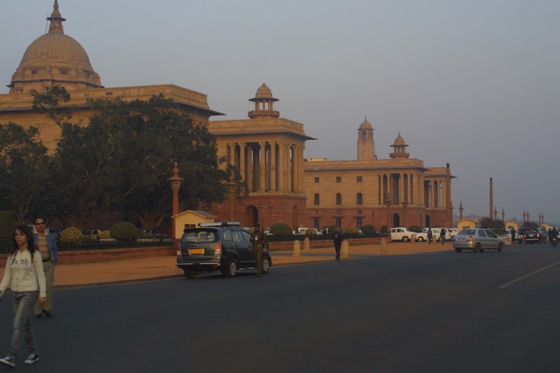 2321000_Rajpath_StreetToPresidentsPalace.jpg - Ministry buildings in front of the Presidential Palace. Delhi.