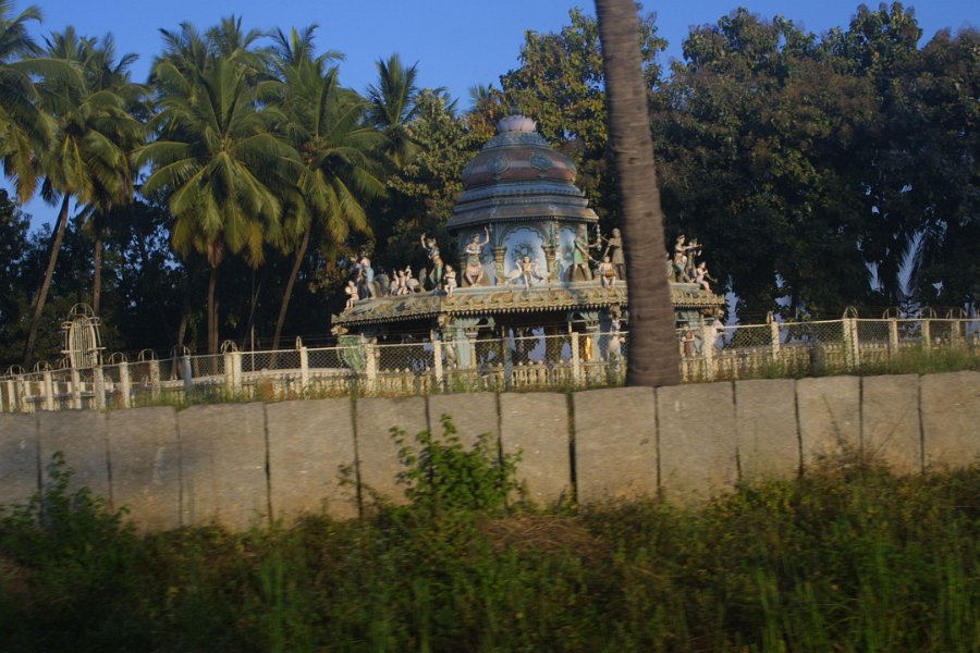 1086000_HospetHampi.jpg - Temple on way to Hampi from Hospet.