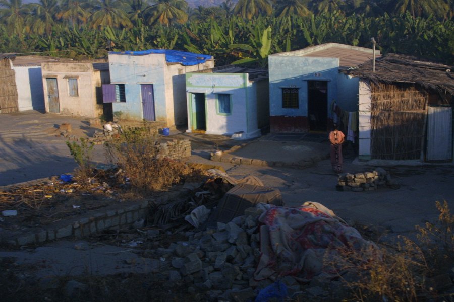 1088000_HospetHampi.jpg - Houses between hospet and Hampi.