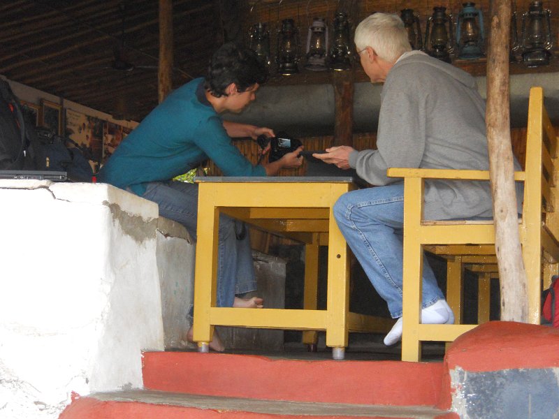 1101637_JenAndJimInMangoTreeHampi.jpg - Jen showing Jim a photo shot at the Mango Tree.