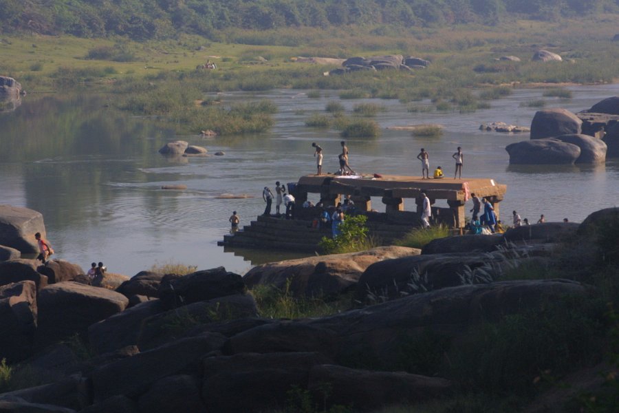 1109000_Hampi.jpg - Bathers at Hampi.