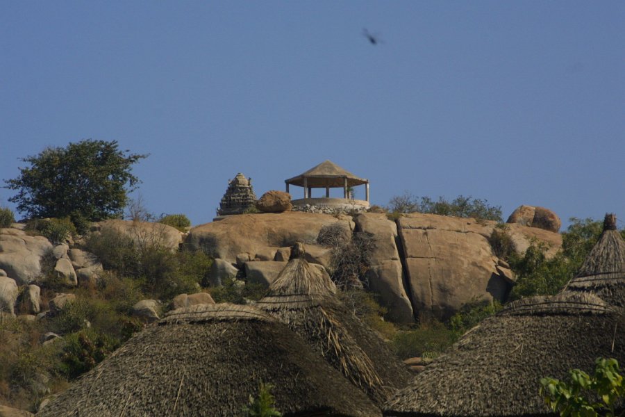 1124000_Hampi.jpg - Small temple on hill at Hampi.