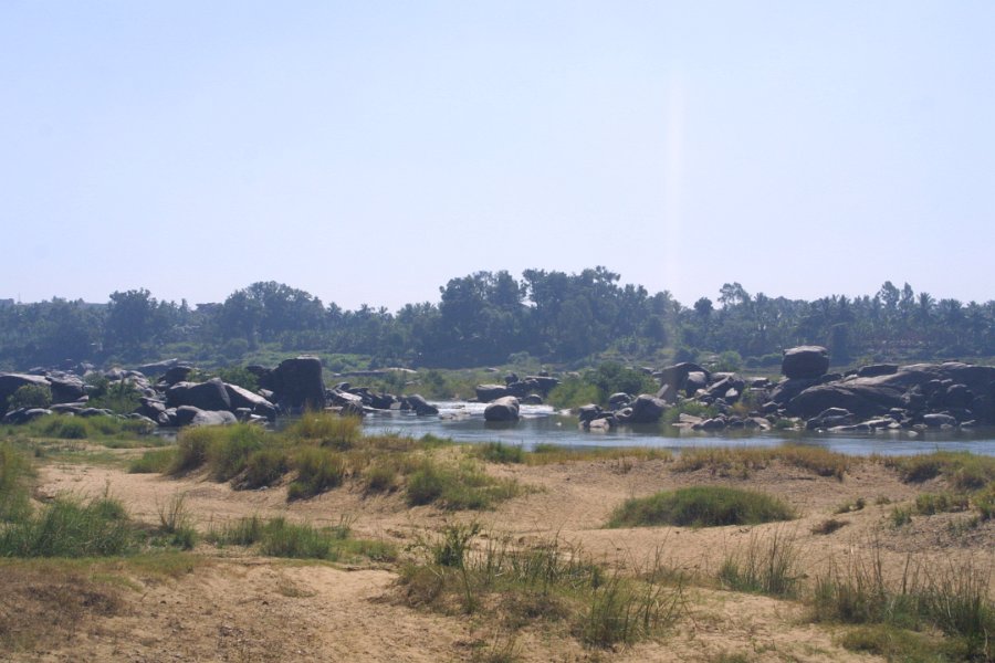1129000_RiverShoreHampi.jpg - Boulders along the river at Hampi.