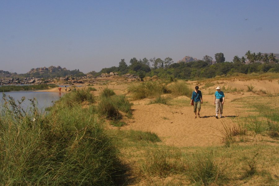 1130000_JenKathyOnRiverShoreHampi.jpg - Jen and Kathy walking along the beach at Hampi.