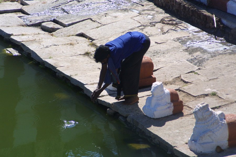 1140000_CleansingInTempleTankHampi.jpg - Cleansing in the Mamatha tank at Hampi.