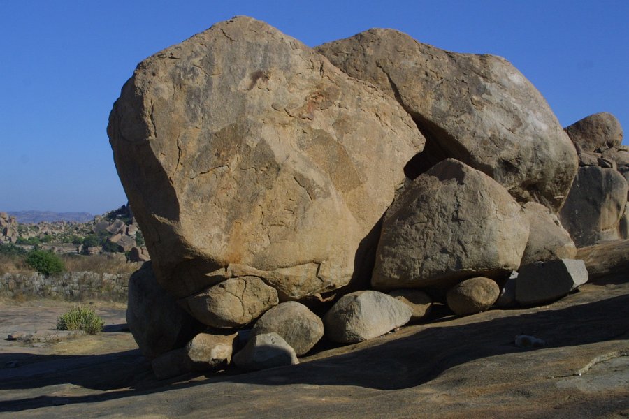 1159000_BouldersHampi.jpg - More boulders.